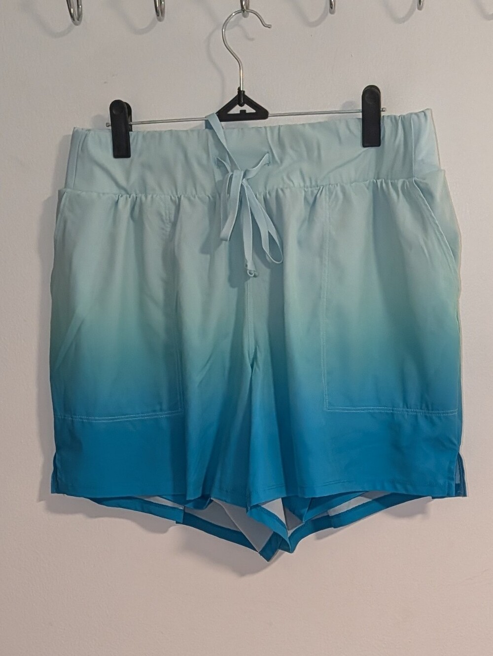 NWOT Lane Bryant Ombre LIVI Active Lined Moisture Wicking Shorts, size 14/16